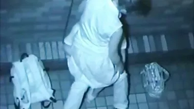 Flickvän Djupa porrfittor strupar med vantar och orsakar klimax