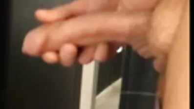 Damulka svensk fitta porr behandlar en mans kuk samt