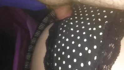 Flickor och pojkar kåta gamla fittor kysser och knullar på sängen