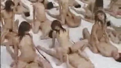 Gift brunett kåta gamla fittor huk på kurir penis