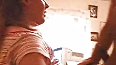 Tik onanerar i snippa porr köket med vibrator och cums
