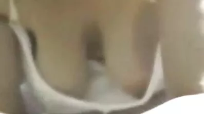 Dam med fitta på film stora bröst ger en avsugning framför kameran