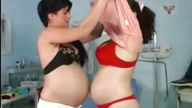 Pumpas man perfekt naknafittor Cumshot i missionären position