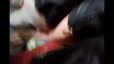 Spinkig kvinna med stora bröst gav en avsugning gratis fitta i korridoren