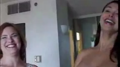 Sportig kille lätt knullad i fitta rakadfitta och röv med Slyna