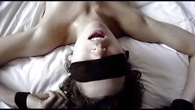 Far flickvän knullade mulatt på bordet fri fitta istället för massage