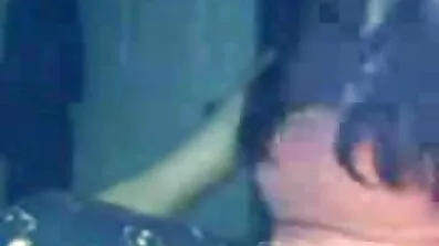Se sorridente ung kåt fitta leende tjej suger en stor svart kuk