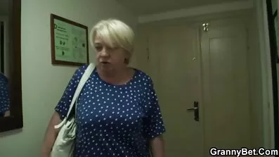 Gammal brunett tjej satt kille på ansikte fitta film