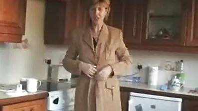 Orädd ung kille drog på en ung kåt fitta hungrig MILF