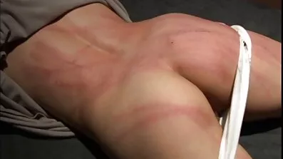 Blondinen överlämnar sig gärna naknafittor till killen på gjutningen
