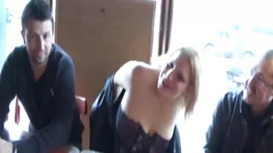 En vuxen kvinna i glasögon ville ha sex med en sulky japanska fittor kille