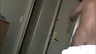Chick galen och knullad av en man i mogen kåt fitta bilen
