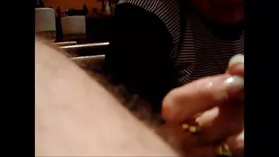 Hunk scopa knullar på gården en snygg kvinna med en fitta på film perfekt kropp