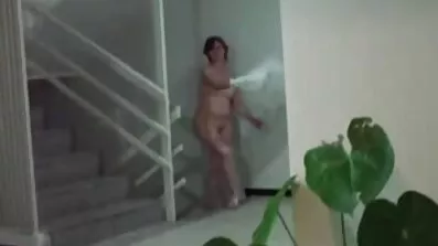 Brunett Fingering Kromad Dildo I Hennes fitta film Skåra
