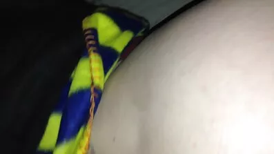 Gammal man tog av ung kåt fitta flickan för en intim tidsfördriv