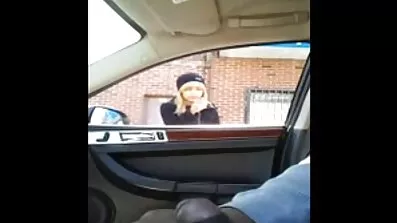 För rakadfitta länge sedan inte få busted chick sprida hennes ben och onanerar