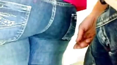 Våt Ung porrfittor kvinna tillbringar tid med en vibrator