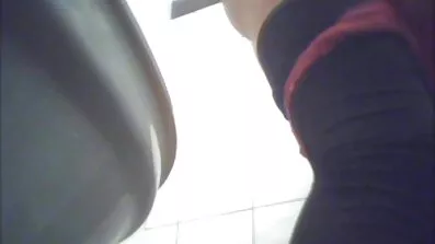 Babe i stockings sprider tunna ben för porrfittor bra sex