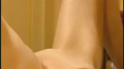 Omättlig japanska fittor tjej med en dildo uppfyller sig totalt