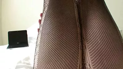 På en läder soffa män porrfittor knullar spruta brud