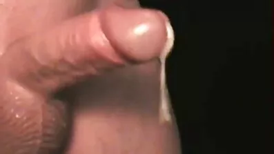 Två flickor fångas suga en stor kuk svenska kåta fittor från väggen