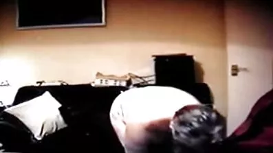 Taket flicka som rider porrfittor en frisk kille ' s cock