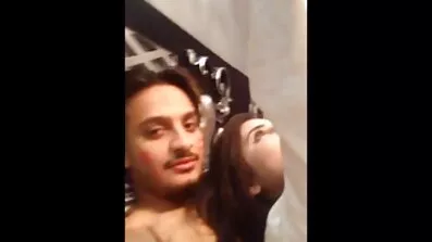 För att lindra svensk amatör fitta spänningen flicka strök hennes fitta