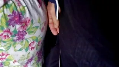 Kvinna i päls suger kuk av en mammas kåta fitta snubbe i ingången