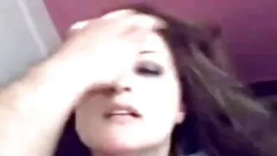 Kvinna kåt fitta med hårig fitta leder till orgasm