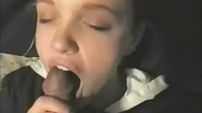 Begåvad kvinna fingering fitta för fitta äldre att koppla av