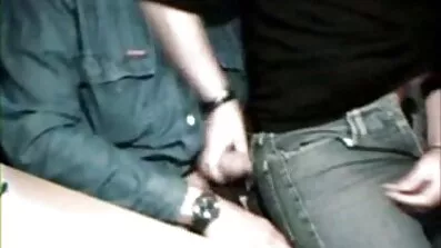 Kåt dam gjorde rakad fitta porr en smutsig Onani rätt på teater
