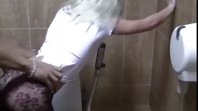 Utan mycket besvär, killen behandlar tre tikar kåta gamla fittor