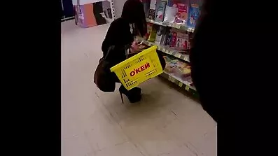 Marina tar av hennes trosor och praxis på en kille gratis fitta kuk
