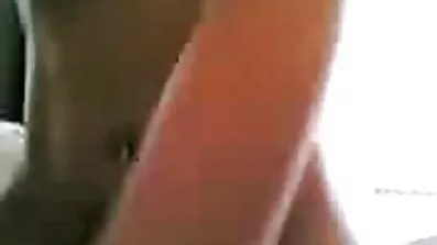 Ebony ger Anal svälja till en vit flådda kåt fitta kille