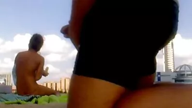 Pot-bellied man porrfittor Cumshot flicka på bullar