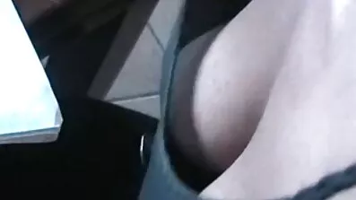 Skinn fitta äldre pulcino chick fusk med killen på soffan