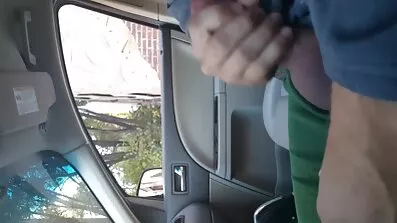 Liggande på golvet flicka fingering hårig fitta porr fitta med händer och Stönande