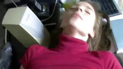 Tyst snubbe bullfitta porr jävla hårt på golvet i en vacker oskuld