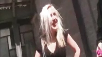 Han drev den äldre hårig fitta maskerade flickan i munnen med slutet