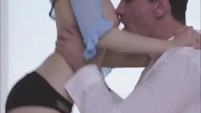 Med hjälp av hennes arbetande mun tar hon fitta på film kuk till orgasm