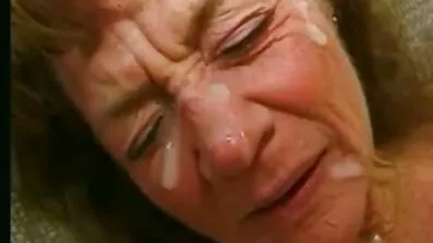 Babe med naknafittor två hästsvansar böjd doggy style