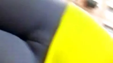 En pumpad upp hane fitta äldre kom in i en tunn ung kvinna på sängen