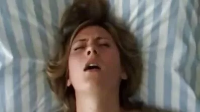 Den sexiga fittor magra blondinen gav sig gärna till en erfaren gentleman