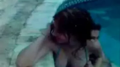 Brinnande stud skruvas i köket av petite ung fittor film brunett