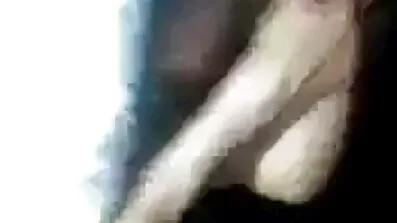 Lust bon porr fitta boner knullar en rakad fitta i en doggy style position