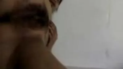 Blondinen höll fast vid fingrarna på hennes fitta och började massera sig själv kåt fitta