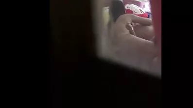 Aptitretande kåta svenska fittor suger och belönas med en ström av cum på kinden