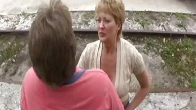 För att komma ihåg ungdomar blir gamla män knullade i sexiga fittor badrummet