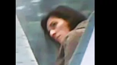 Vacker flicka förförd svensk hårig fitta av en choklad penis