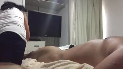 Härskarinna avslappnad och sadlade mammas kåta fitta med en kille ansikte